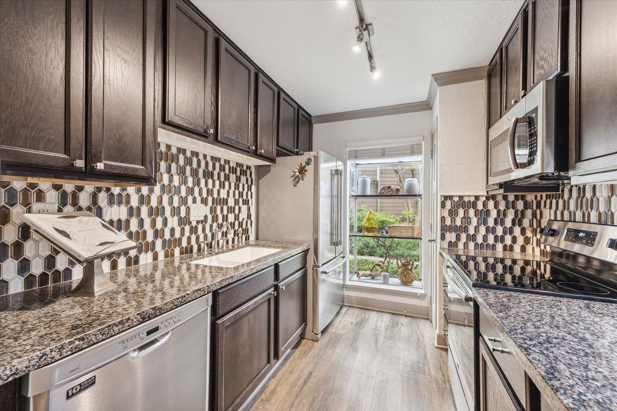 1880 White Oak Dr ##129 - Photo 3 of 4