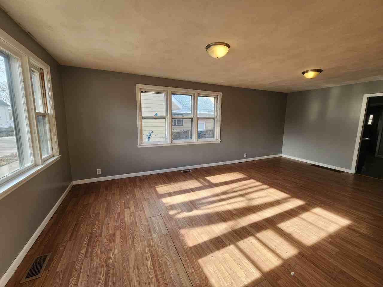 1420 Sycamore St - Photo 4 of 20