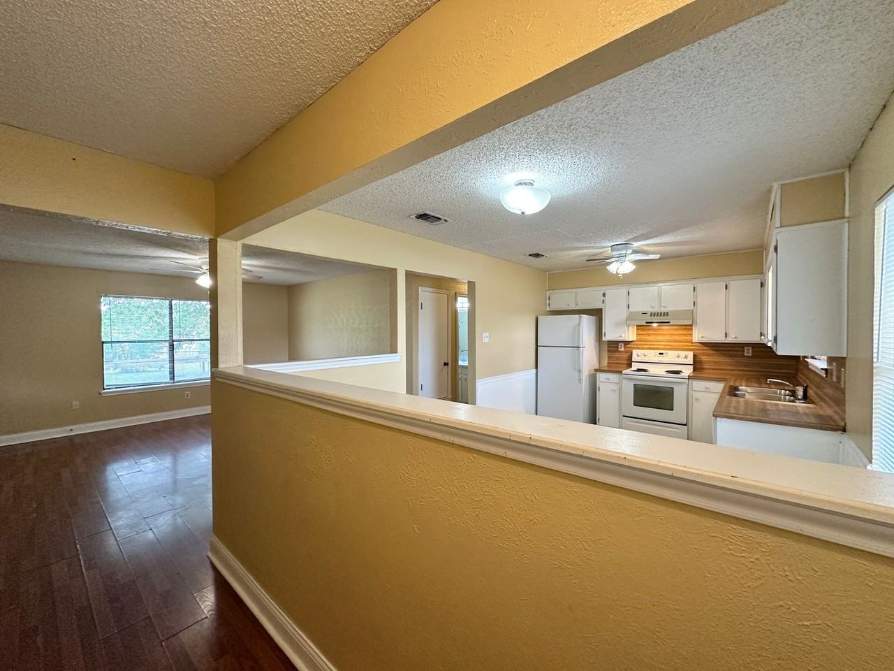 2101 Spicewood Dr - Photo 2 of 23