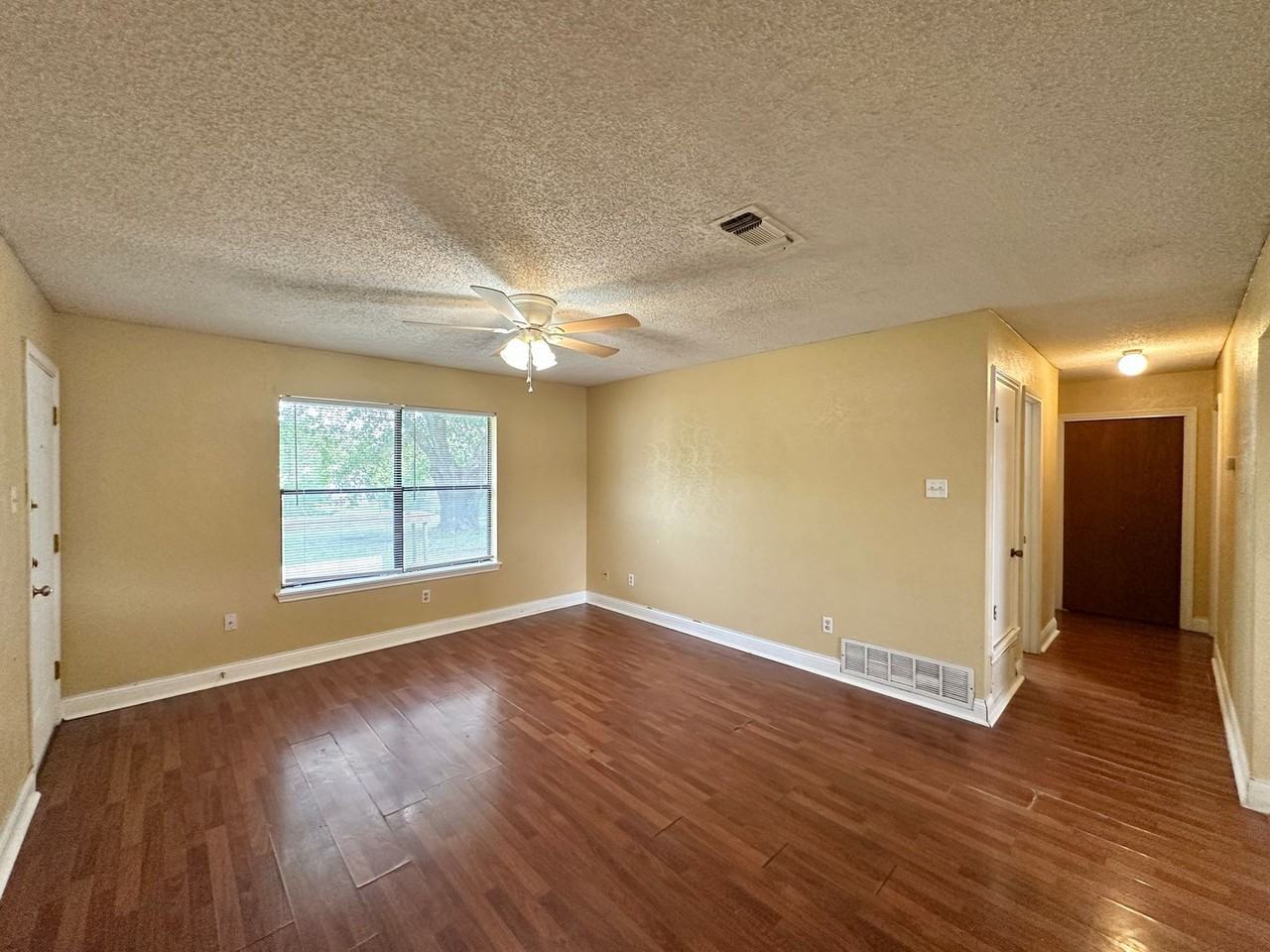 2101 Spicewood Dr - Photo 3 of 23