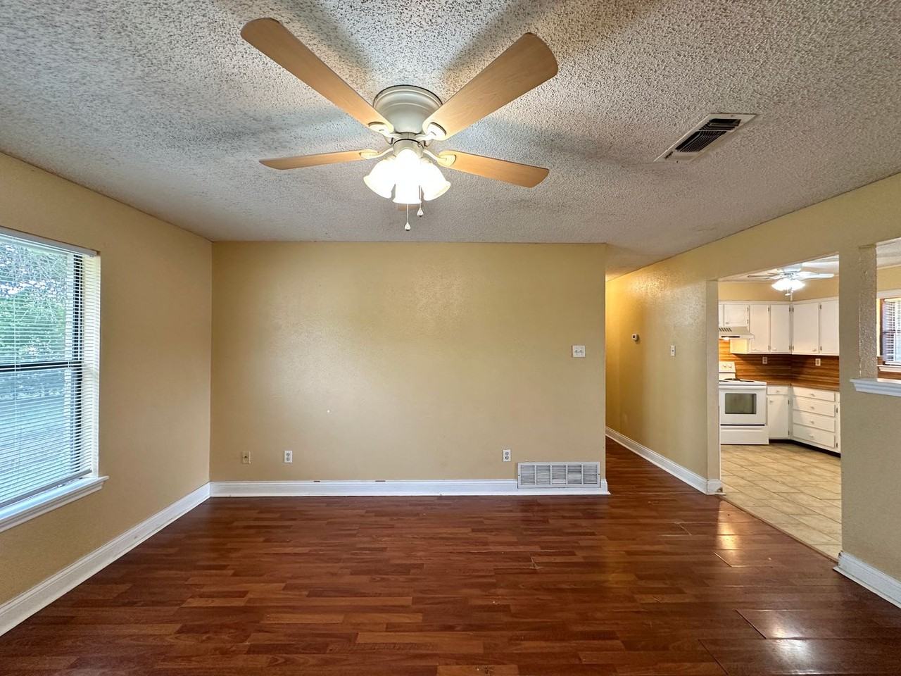 2101 Spicewood Dr - Photo 4 of 23