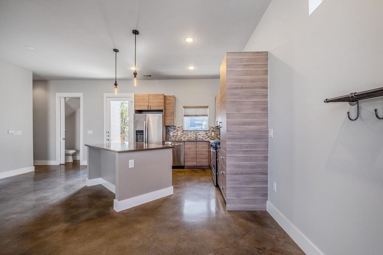 4707A Leslie Ave - Photo 4 of 25