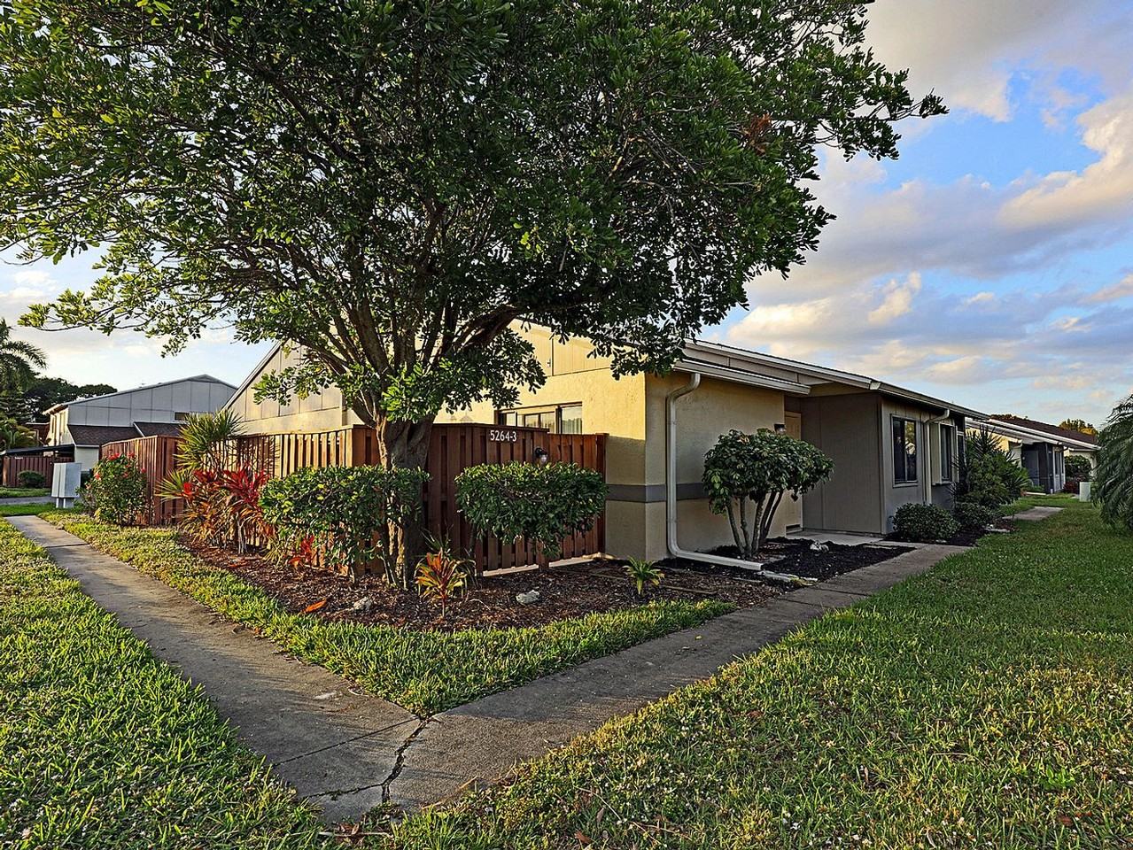 5264 Cedarbend Dr - Photo 3 of 31