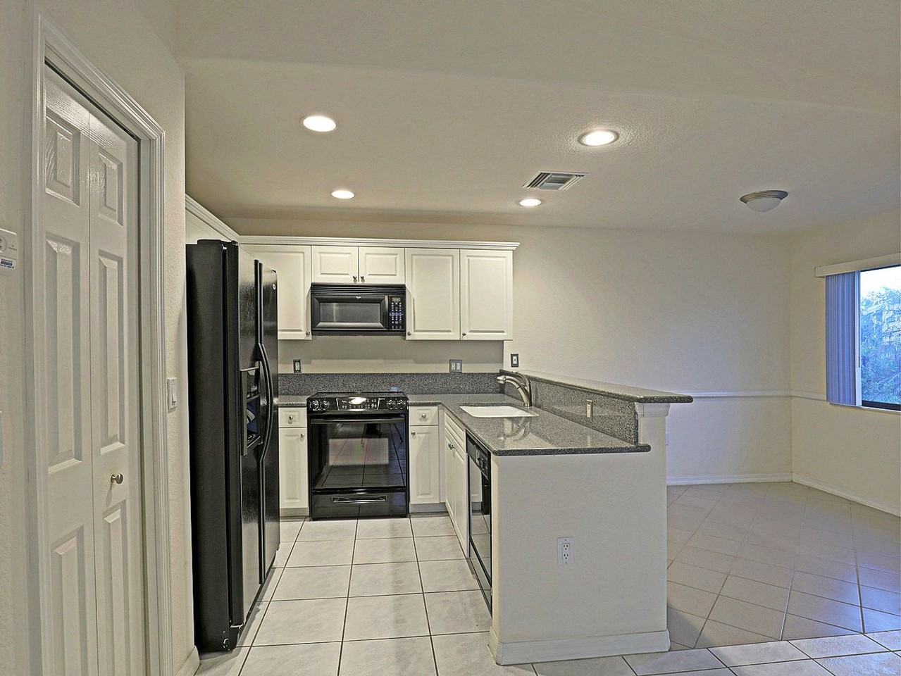 5264 Cedarbend Dr - Photo 7 of 31