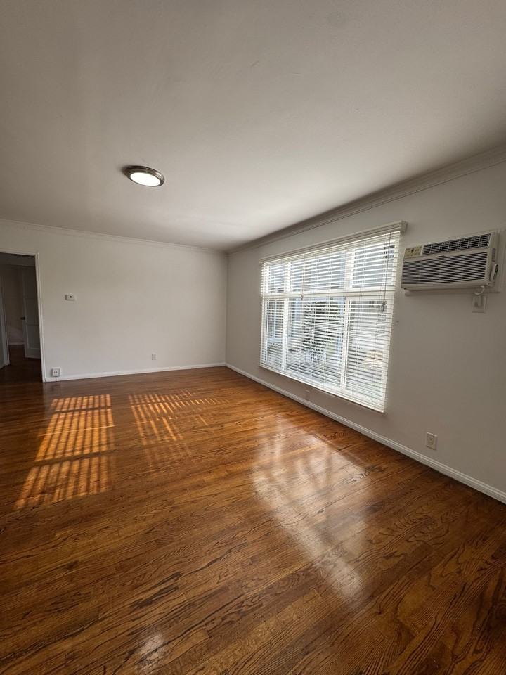 5700 Hazeltine Ave - Photo 2 of 23
