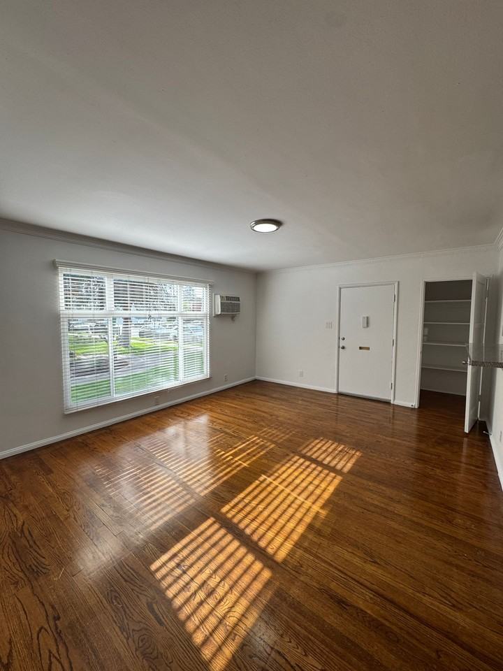 5700 Hazeltine Ave - Photo 3 of 23
