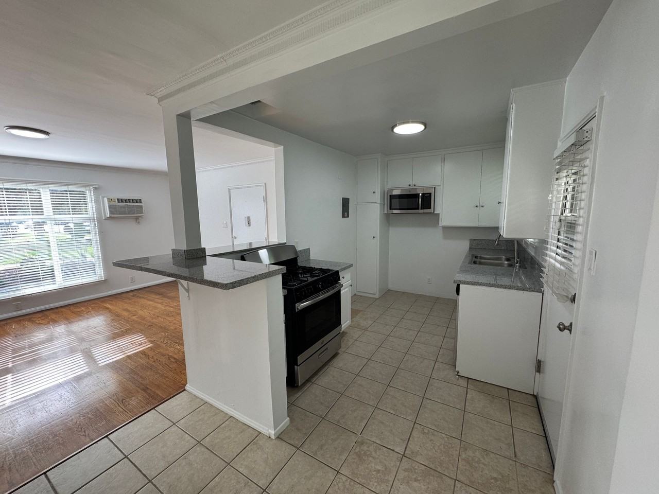 5700 Hazeltine Ave - Photo 4 of 23