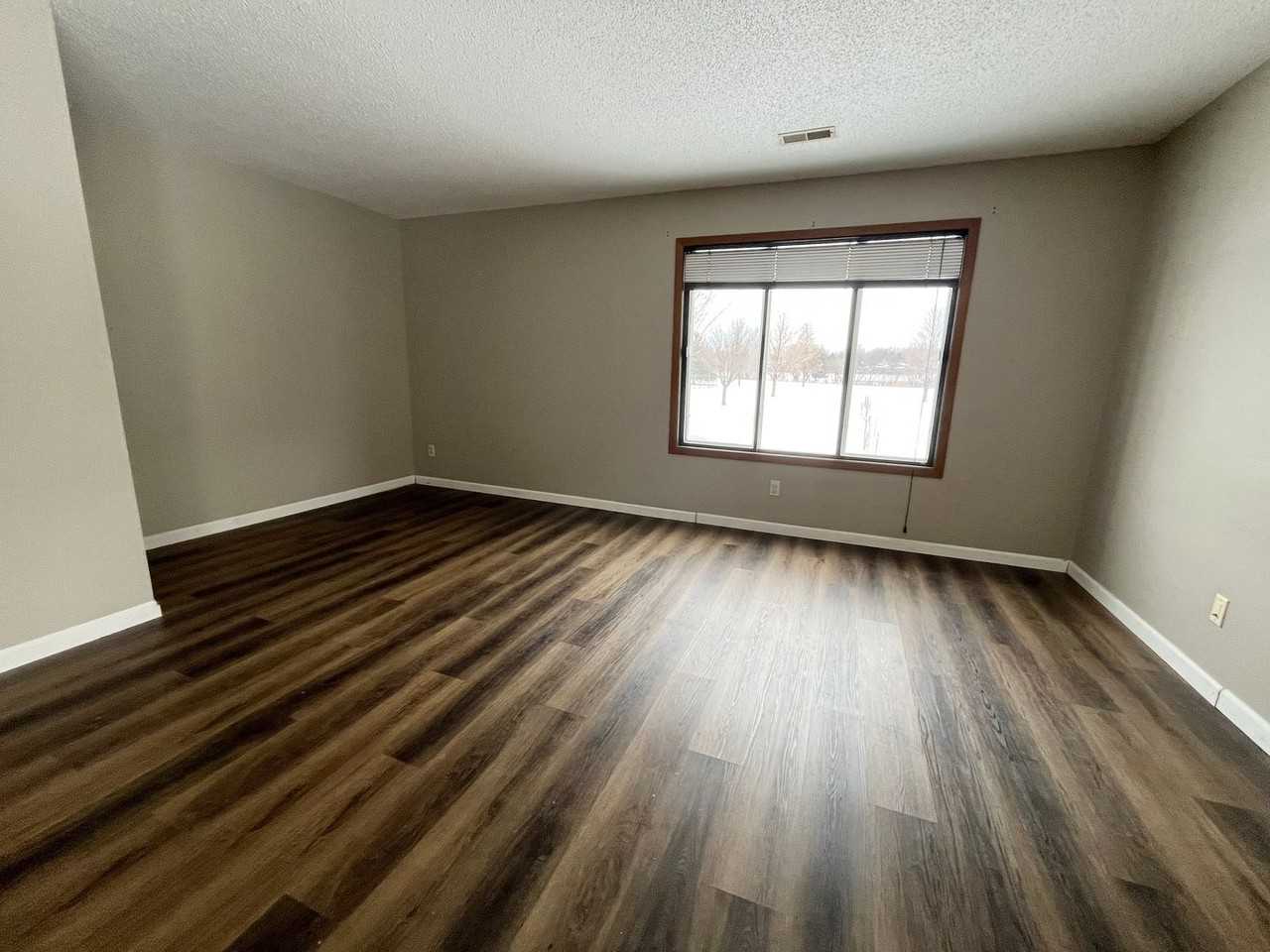 1123 S Bridgeport Pl - Photo 7 of 23