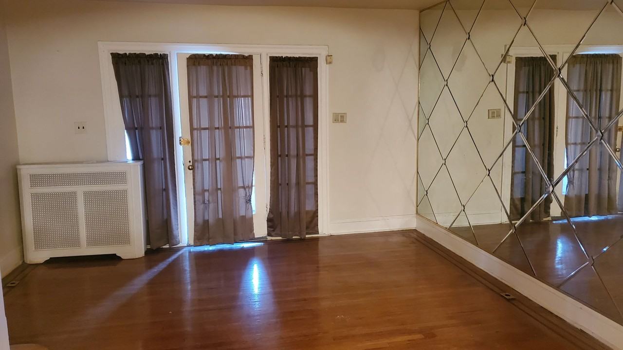 5342 Master St - Photo 3 of 15