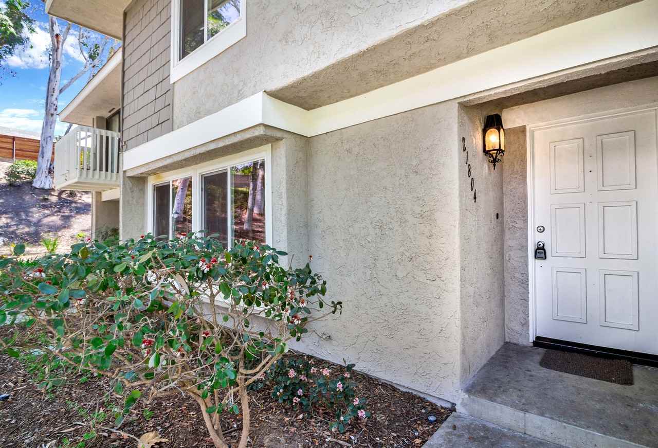 21804 Lake Vista Dr - Photo 2 of 47