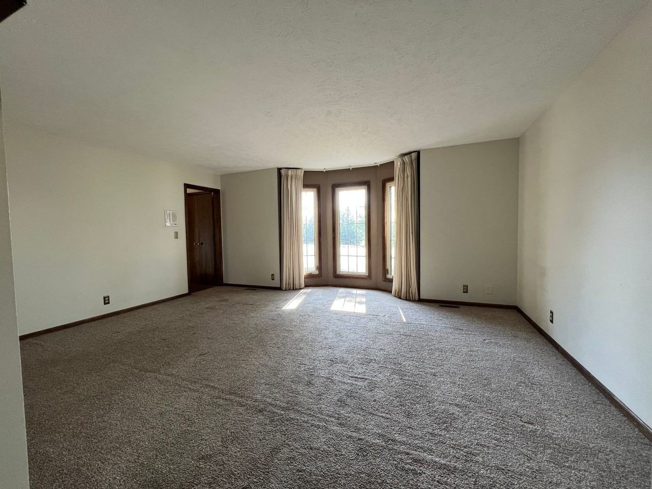 107 S 132nd St - Photo 2 of 25