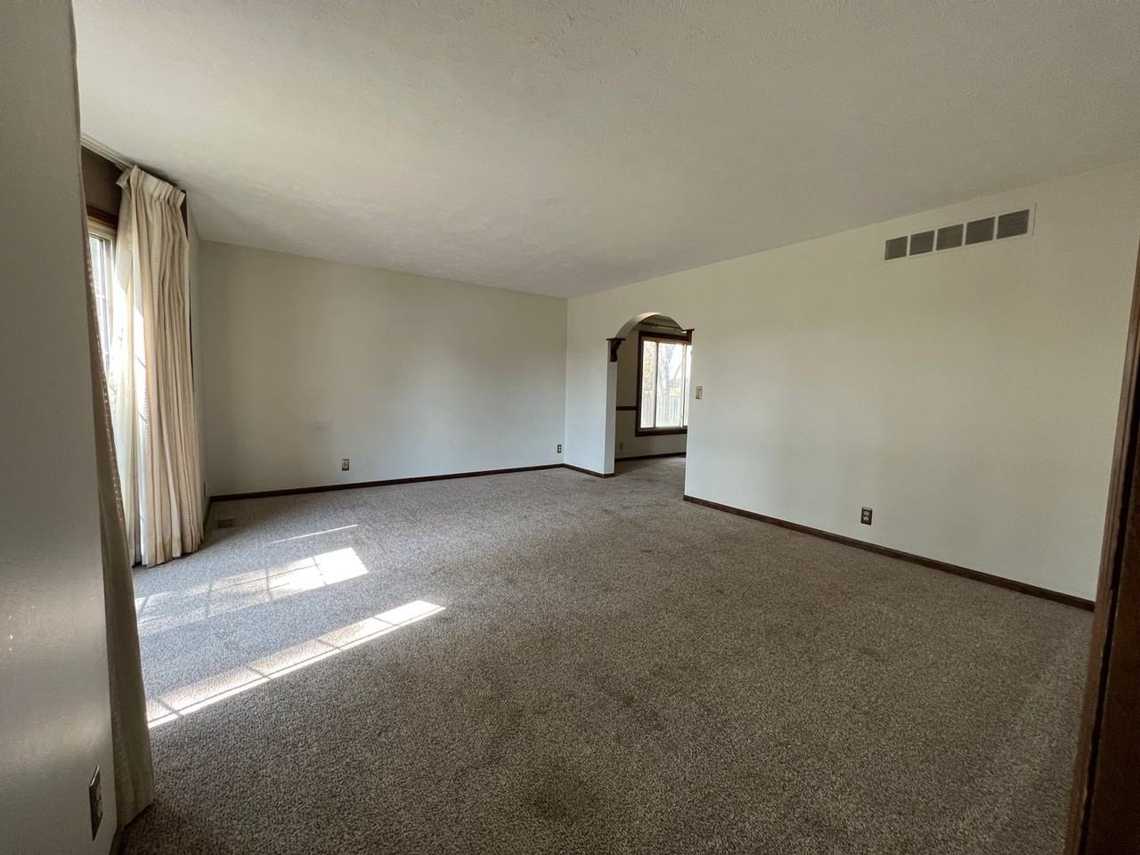 107 S 132nd St - Photo 3 of 25