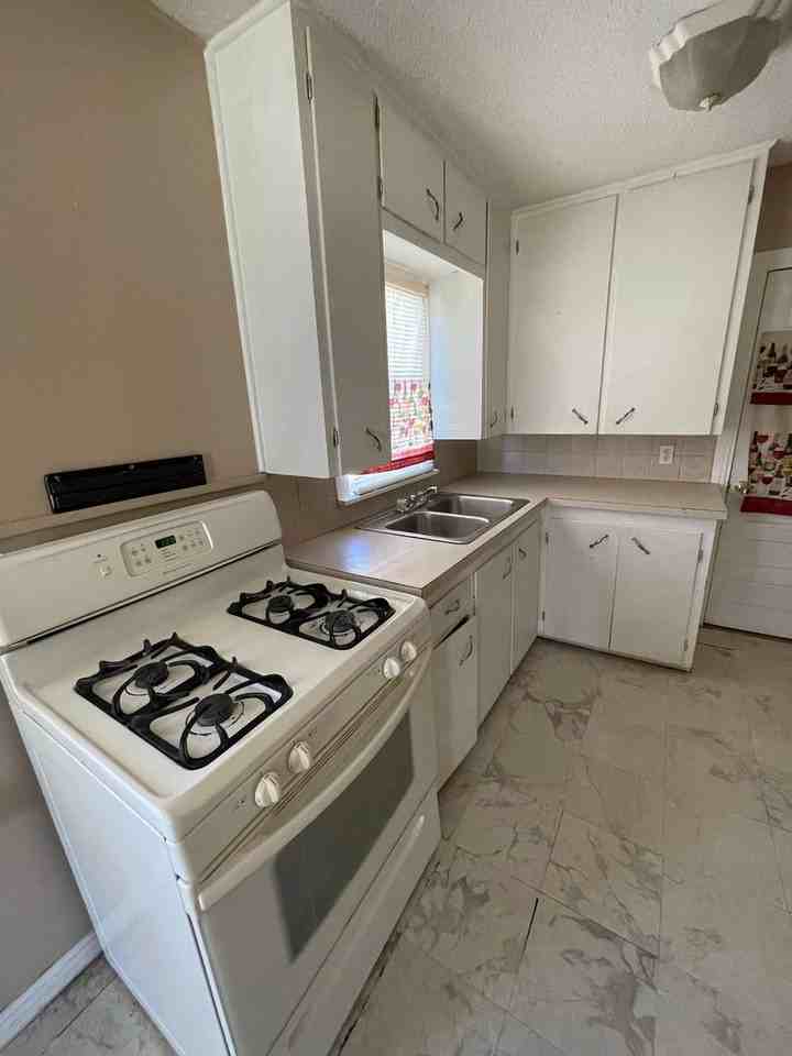 1441 Cypress St - Photo 2 of 5