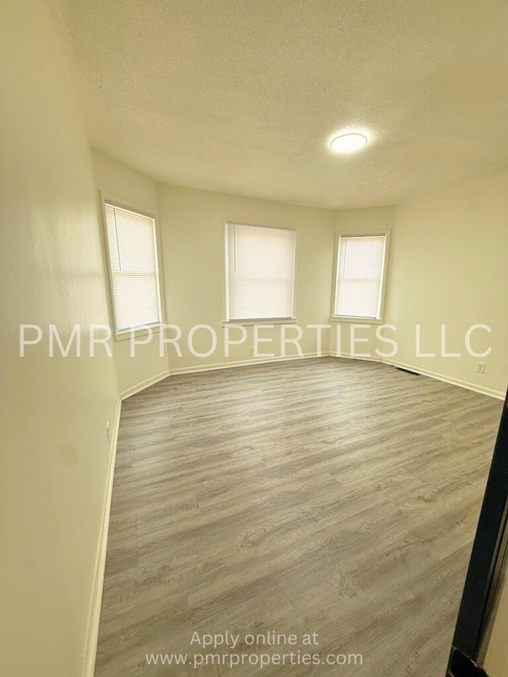 315 N 8th St - Photo 2 of 9