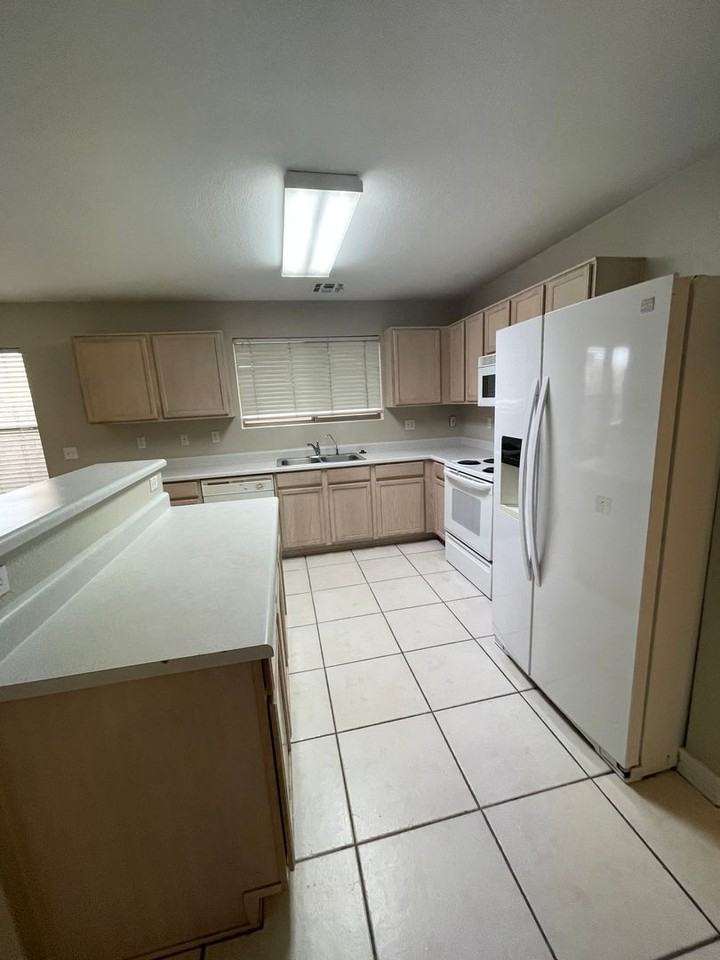 696 S Concord St - Photo 3 of 21