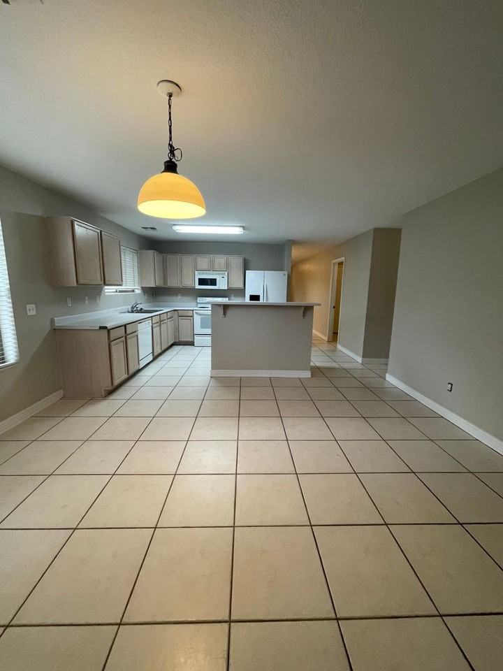 696 S Concord St - Photo 5 of 21