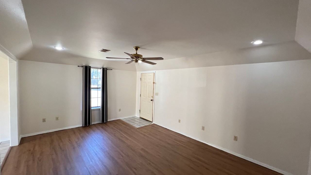 803 E N St - Photo 3 of 11