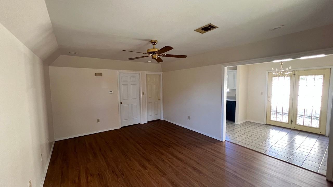 803 E N St - Photo 4 of 11