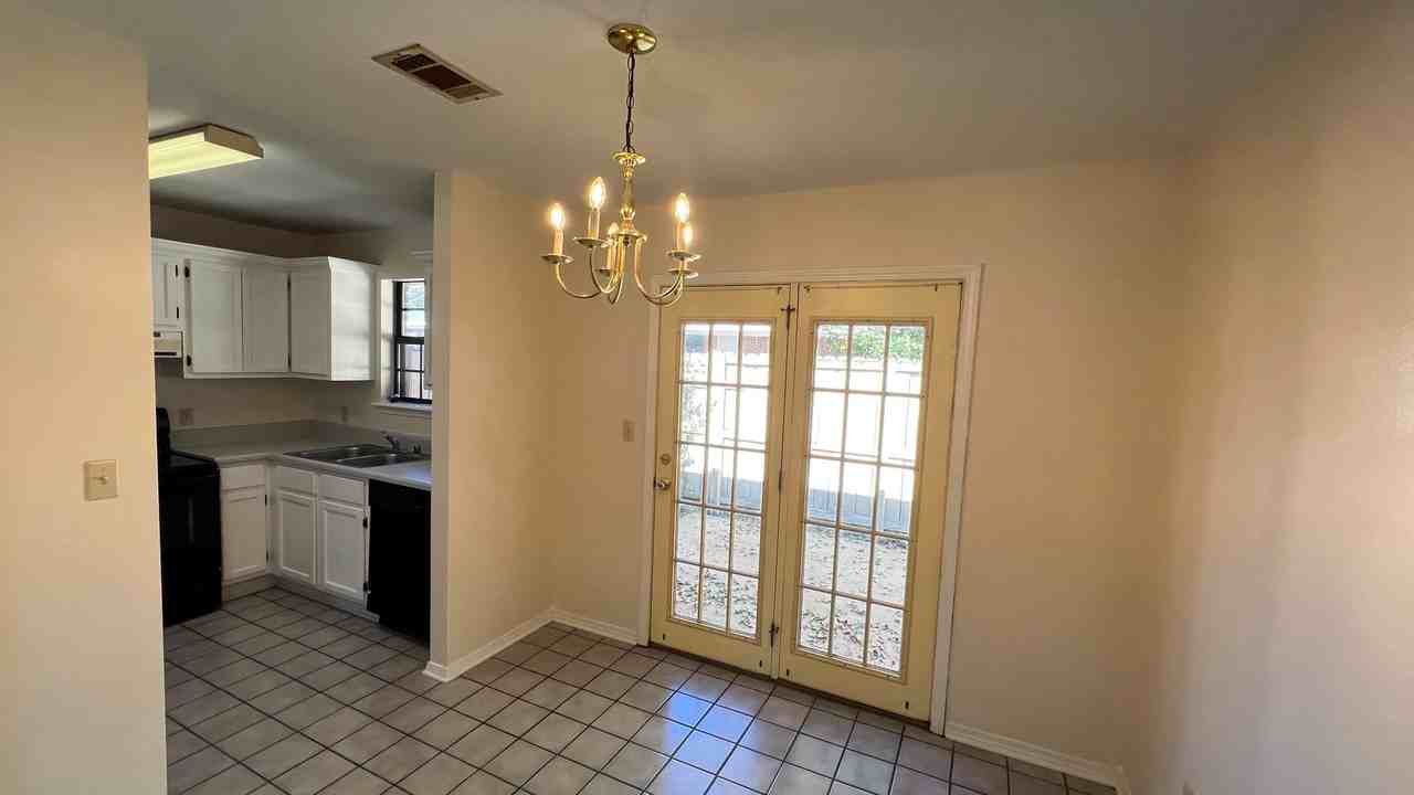 803 E N St - Photo 5 of 11