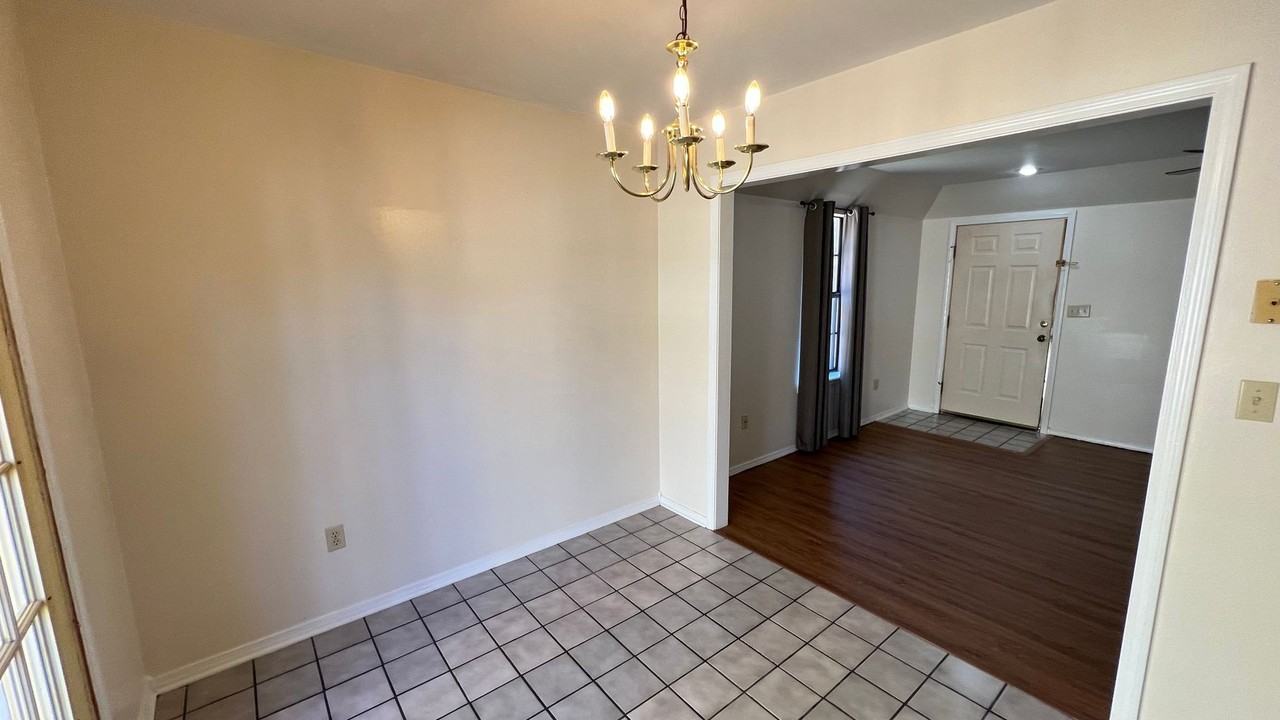 803 E N St - Photo 6 of 11