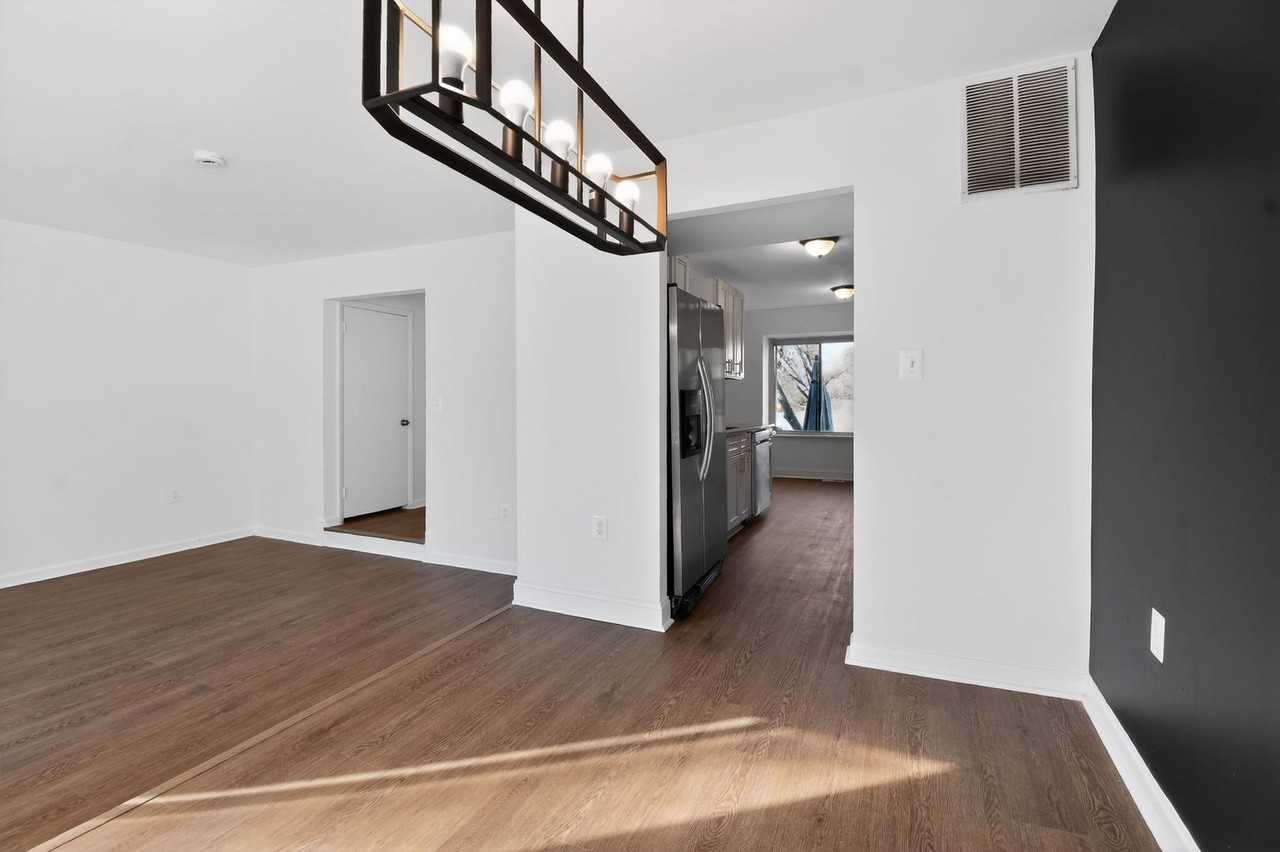 8912 Centerway Rd - Photo 5 of 33