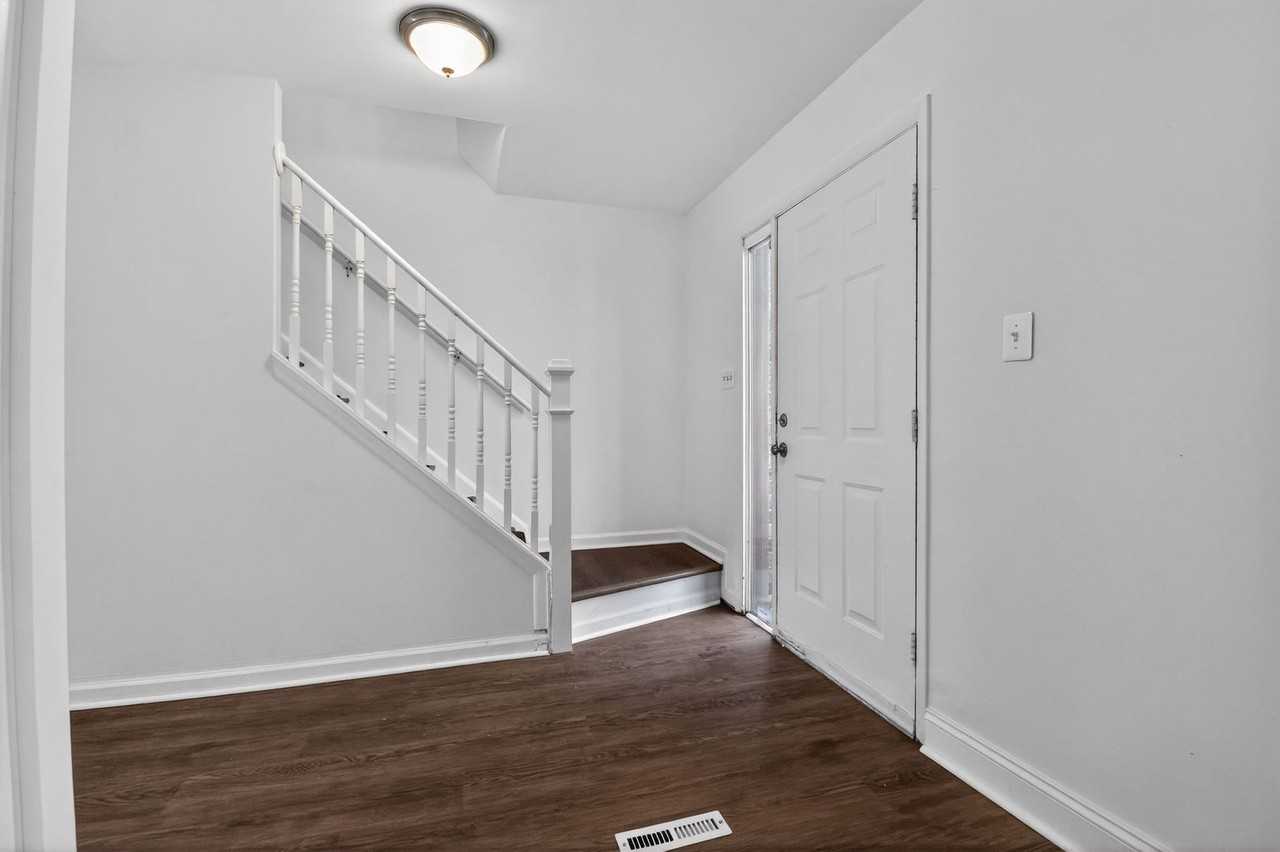 8912 Centerway Rd - Photo 6 of 33