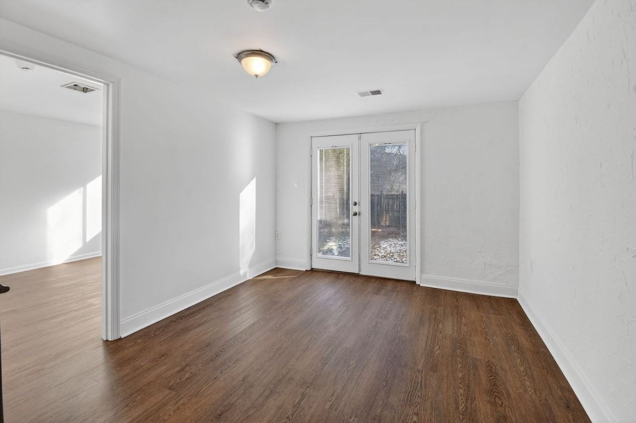 8912 Centerway Rd - Photo 7 of 33