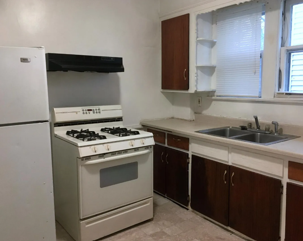 971 Peckham St - Photo 2 of 8