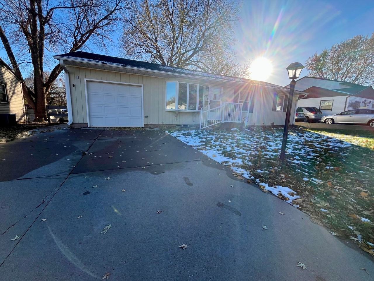 3005 E 22nd St - Photo 3 of 31