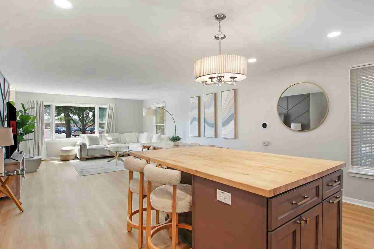 410 W Mueller St - Photo 4 of 11