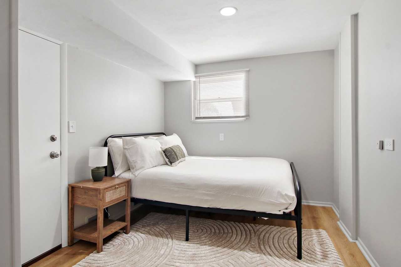 410 W Mueller St - Photo 5 of 11