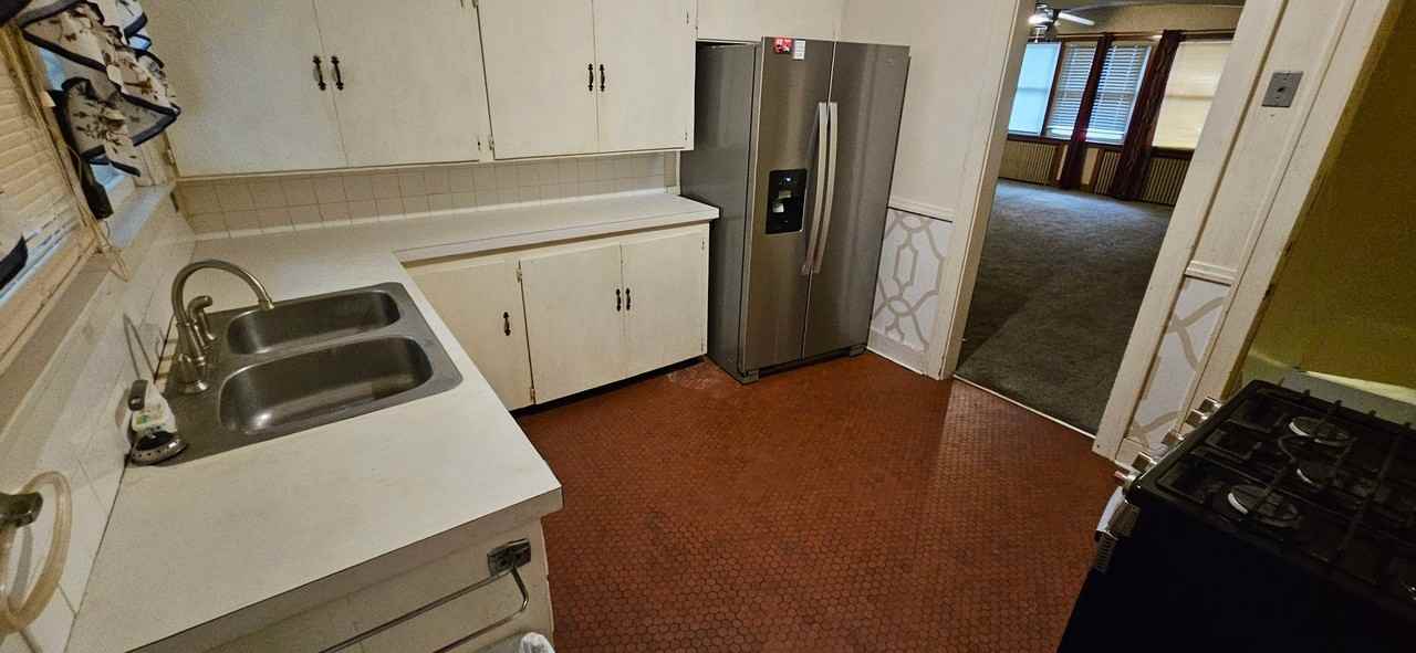 1363 W 12th St - Photo 4 of 18