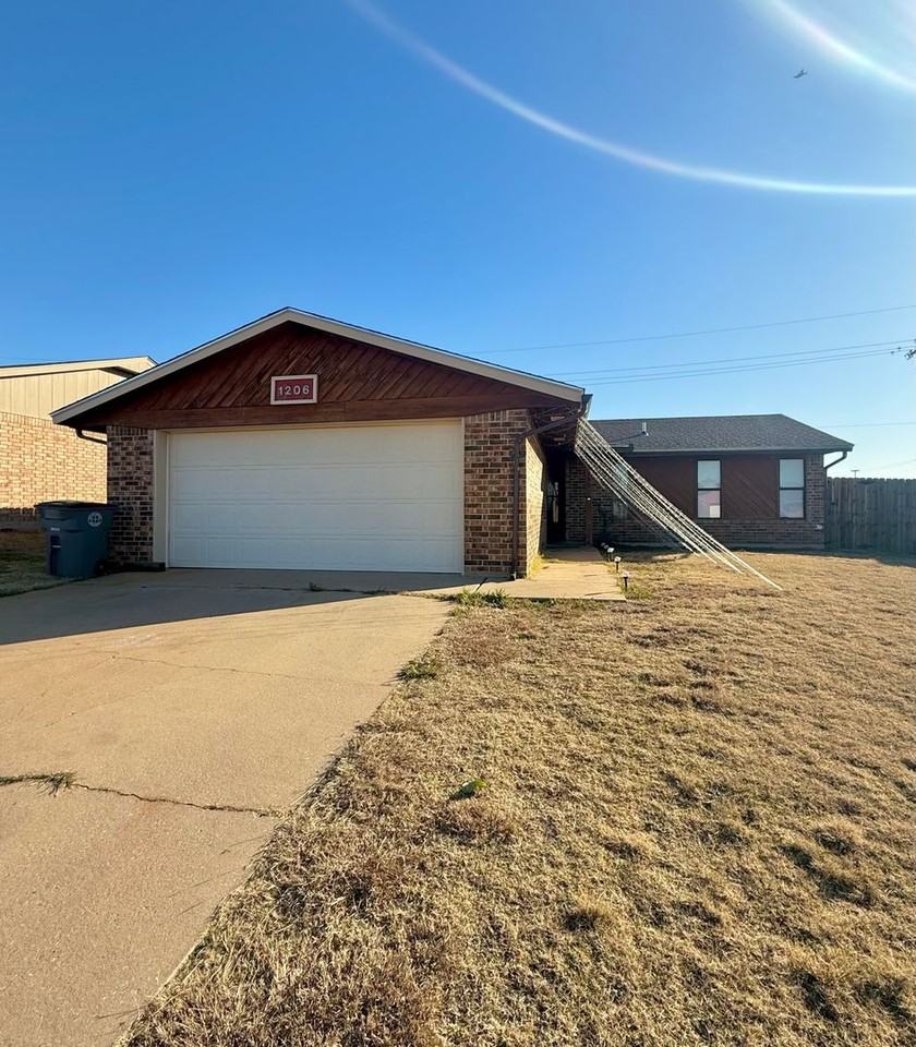 1206 Sw 60th St - Photo 3 of 19