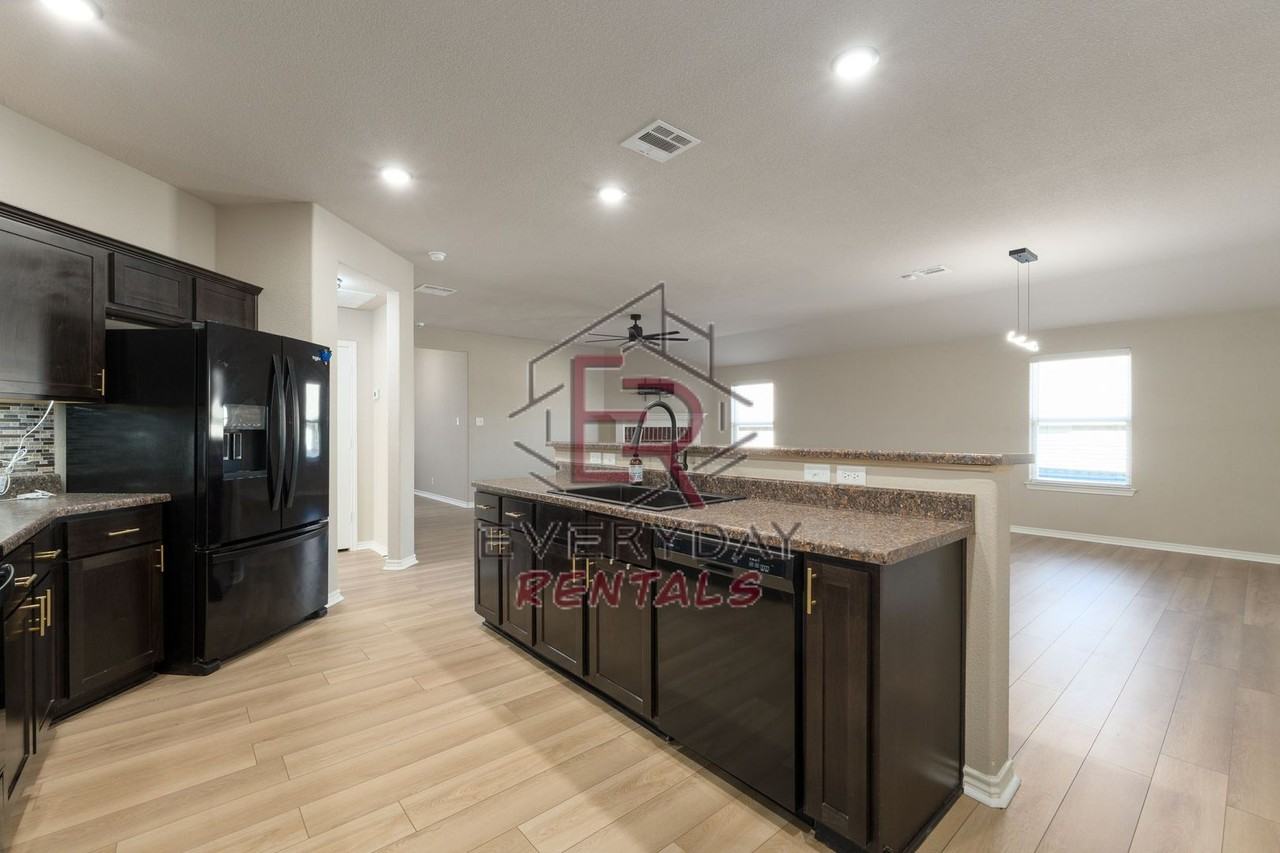 6708 Oliver Loving Dr - Photo 5 of 15