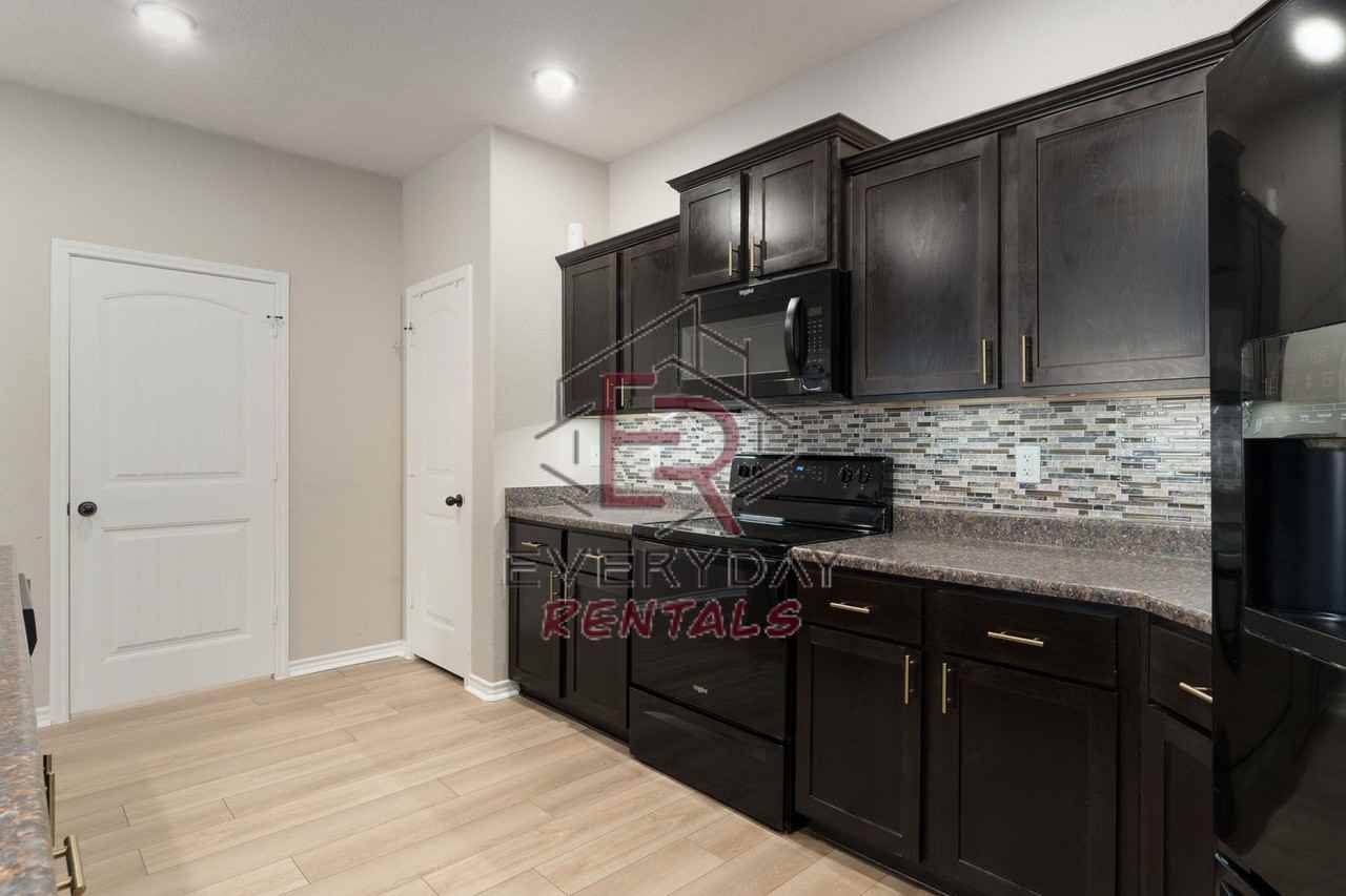 6708 Oliver Loving Dr - Photo 6 of 15