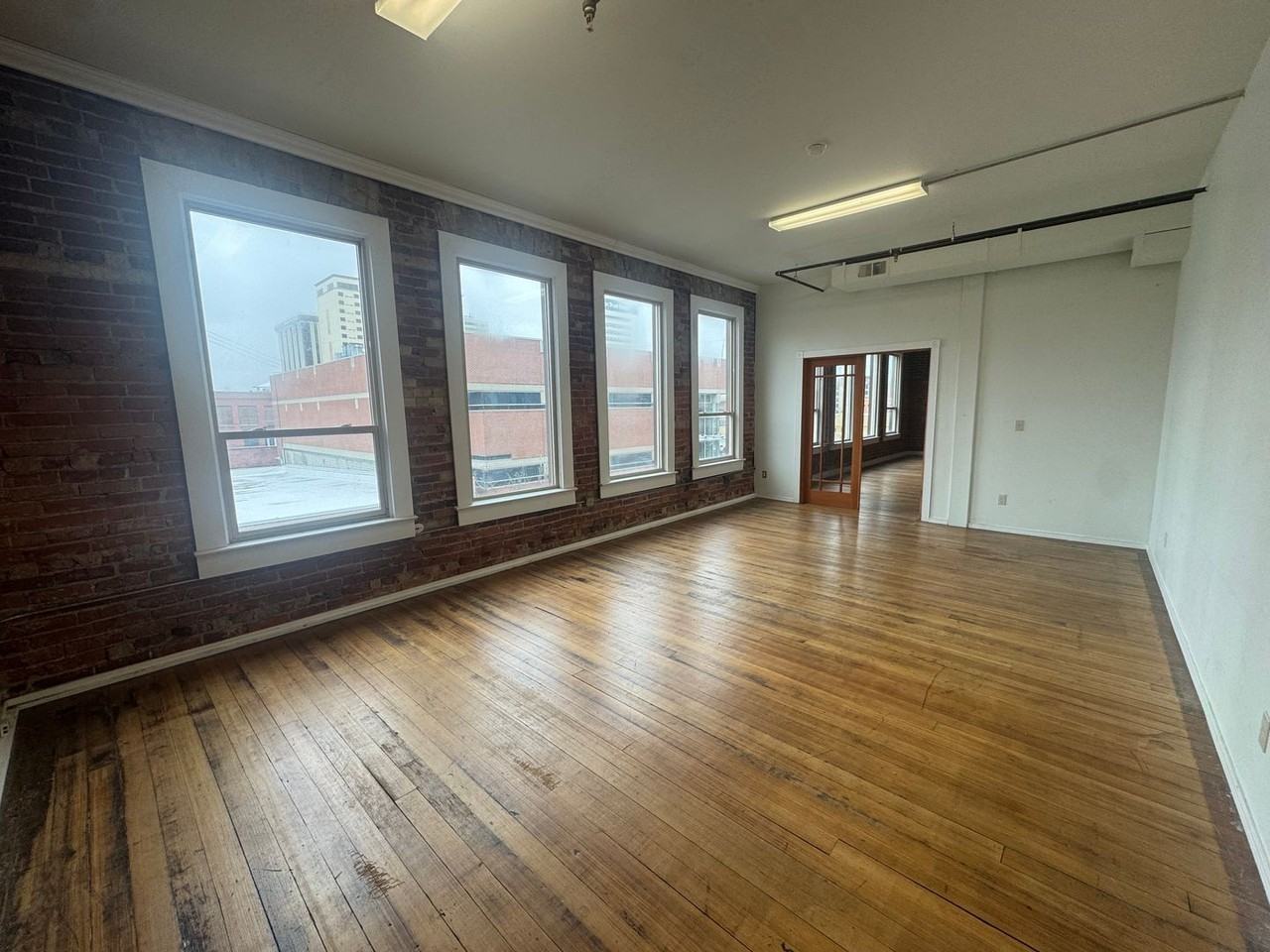 811 W 2nd Ave - Photo 6 of 34