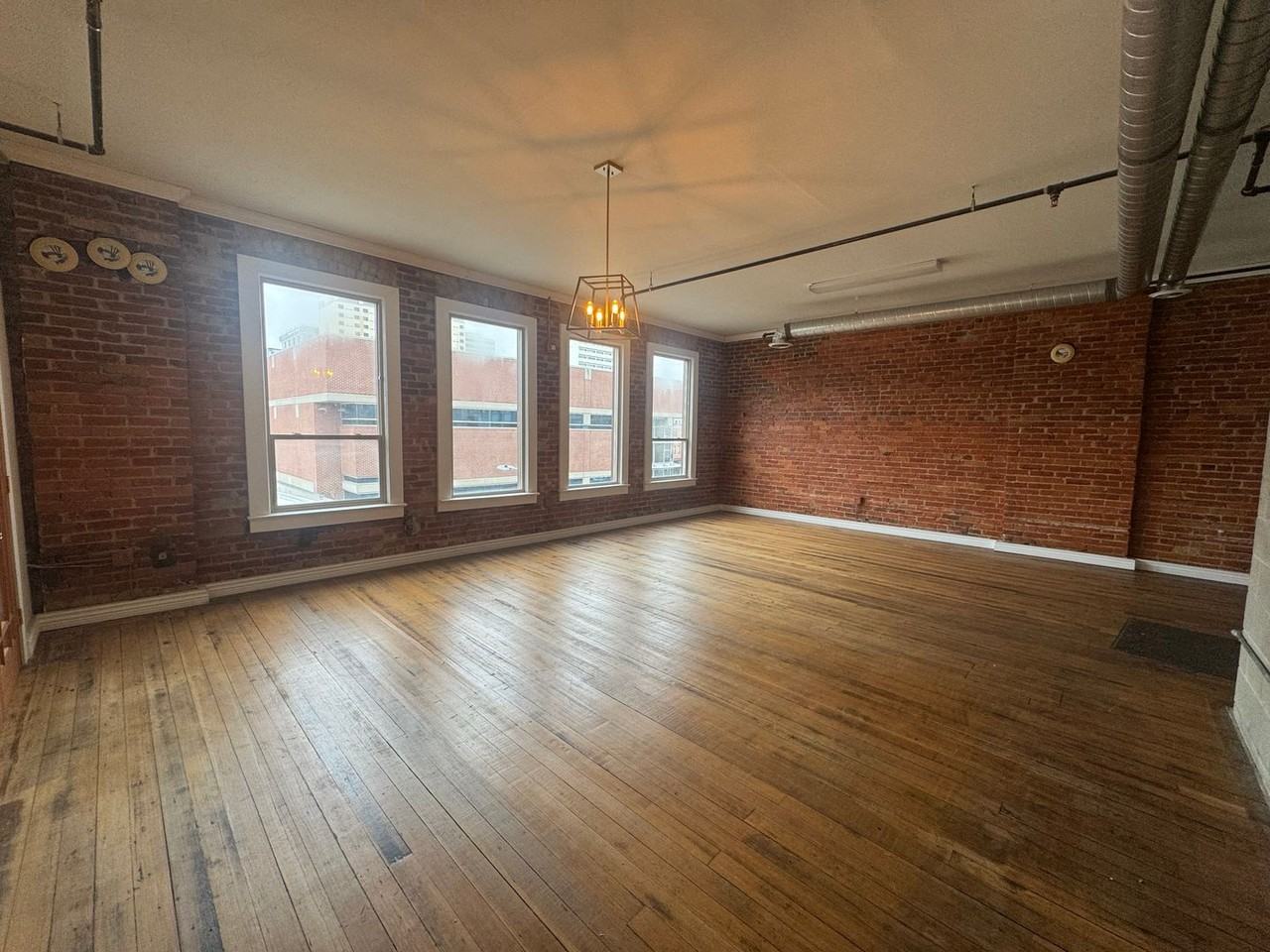 811 W 2nd Ave - Photo 7 of 34