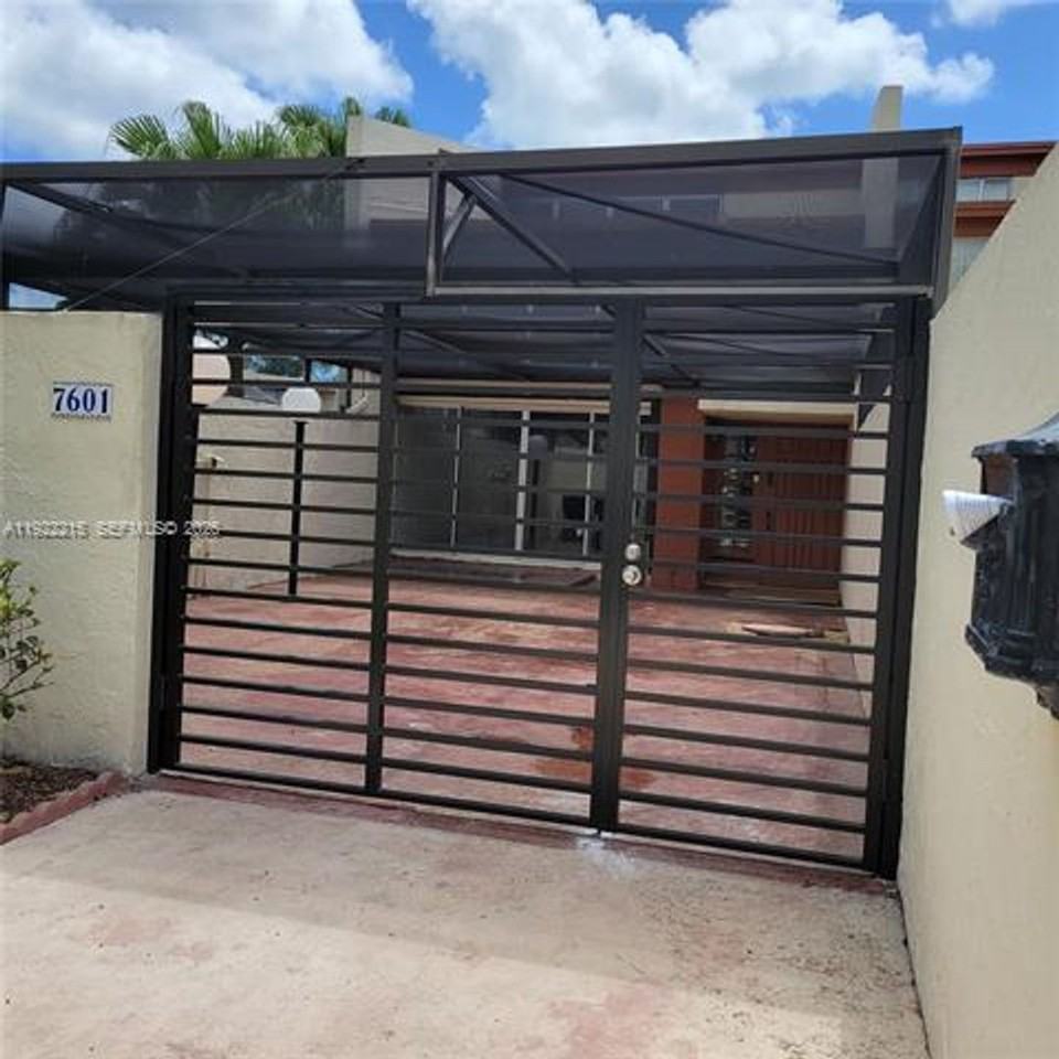 7601 7601 SW 105th Ave TH 7601 - Photo 2 of 15