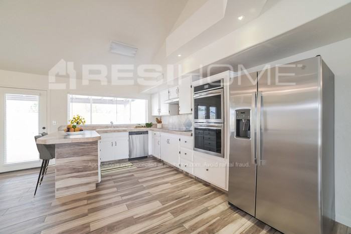 12619 N 42nd Dr - Photo 2 of 17