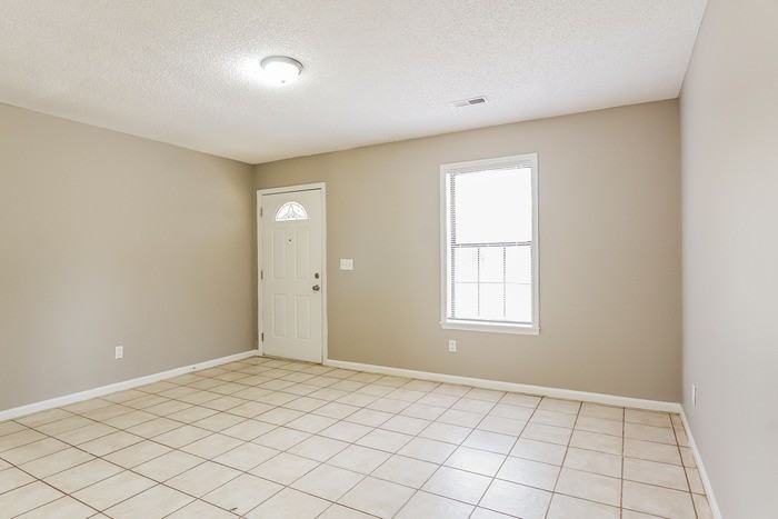 110 Cambridge Cir - Photo 4 of 12