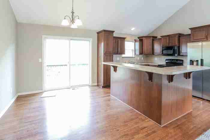 605 Marguerite St - Photo 2 of 10