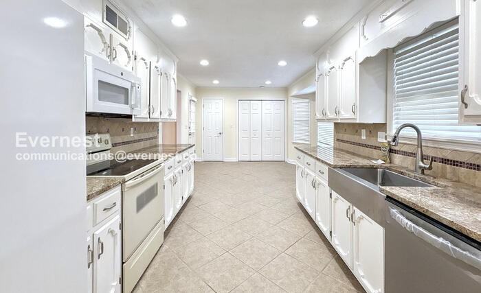 1828 Jacobs Ln - Photo 4 of 29