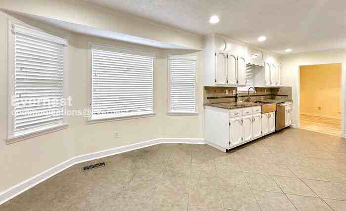 1828 Jacobs Ln - Photo 5 of 29