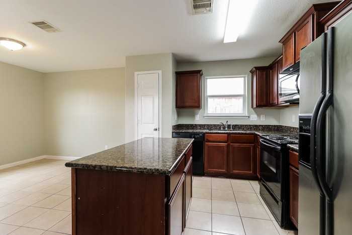 4810 Tulip Trail Ln - Photo 7 of 15