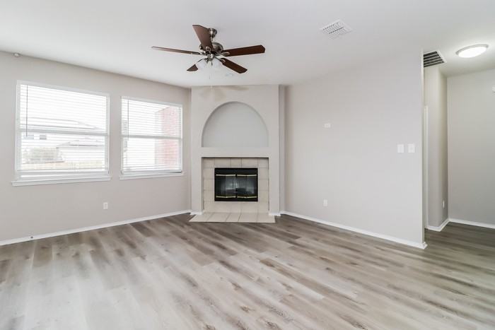 716 Twin Creek Dr - Photo 5 of 17