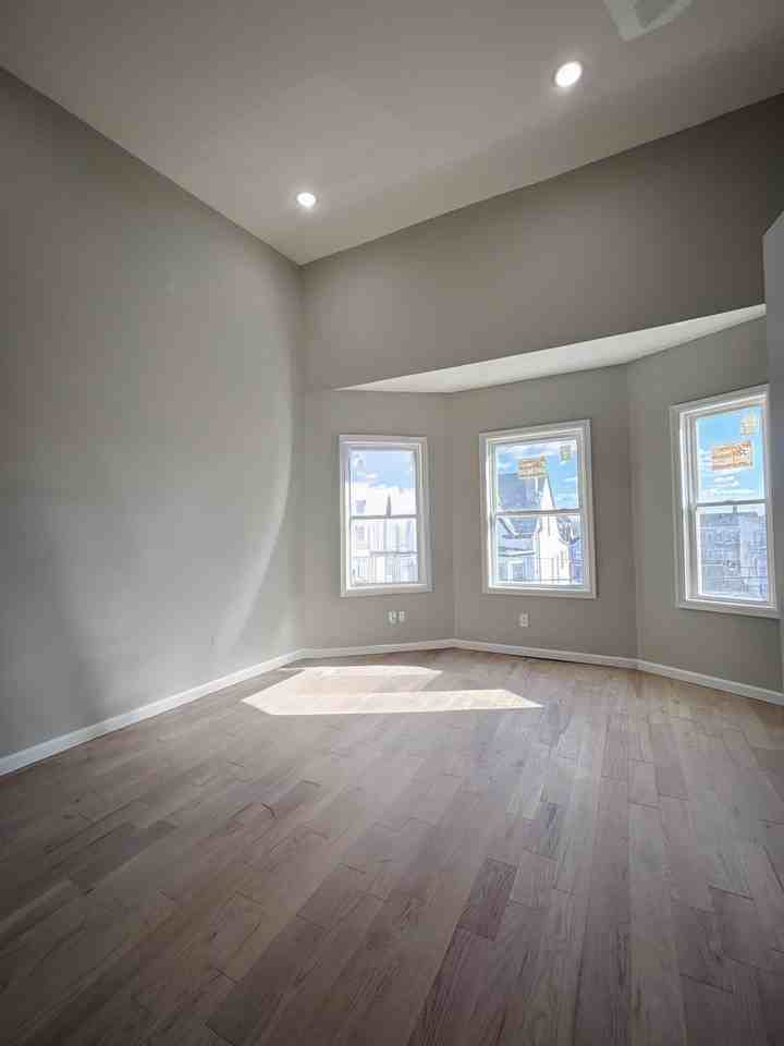 788 E 18th St #3 - Photo 5 of 7