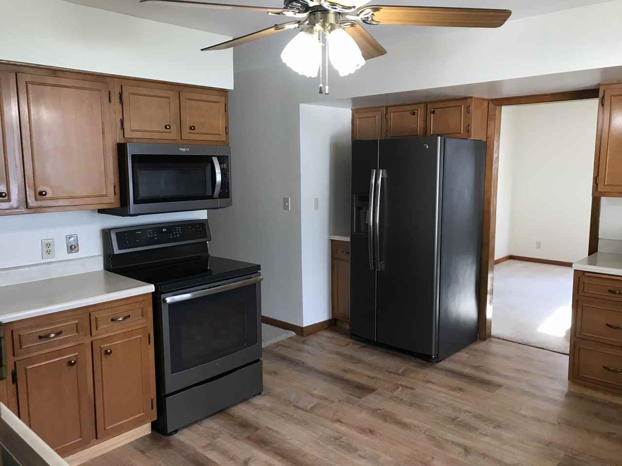 2915 S Summit Ave #2 - Photo 3 of 17