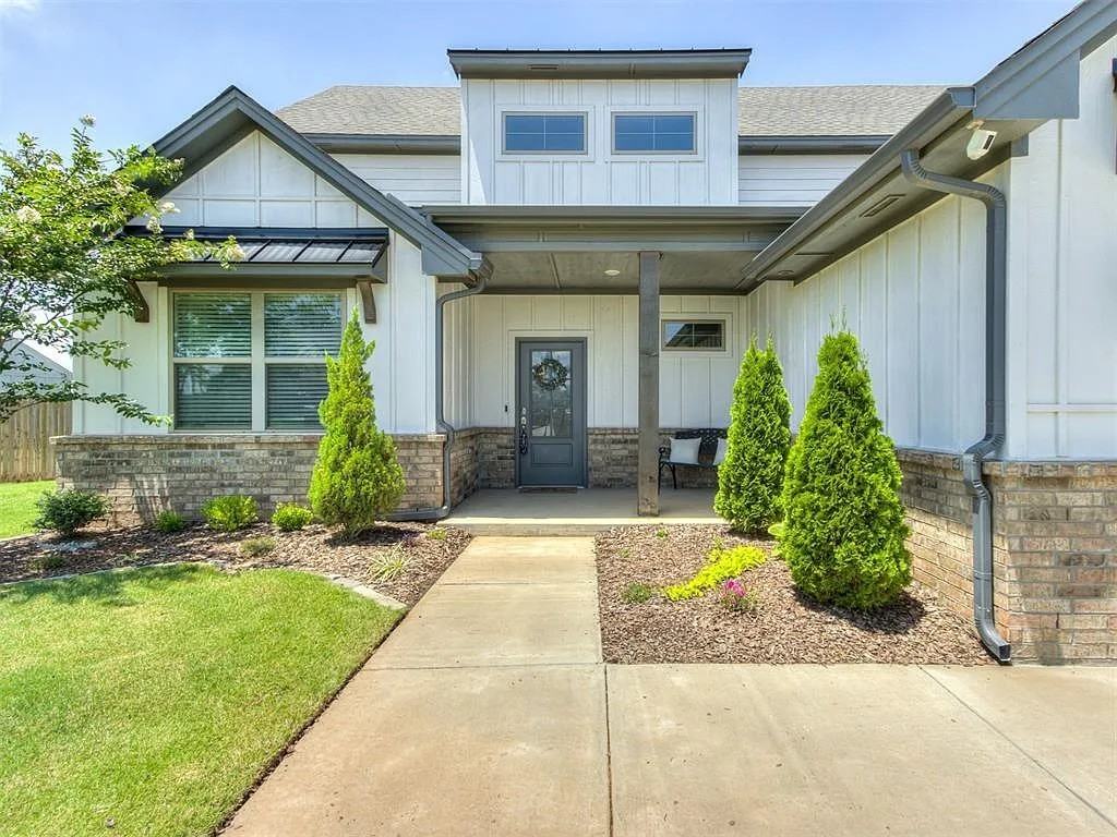 1391 Hickory Trl #NA - Photo 2 of 37