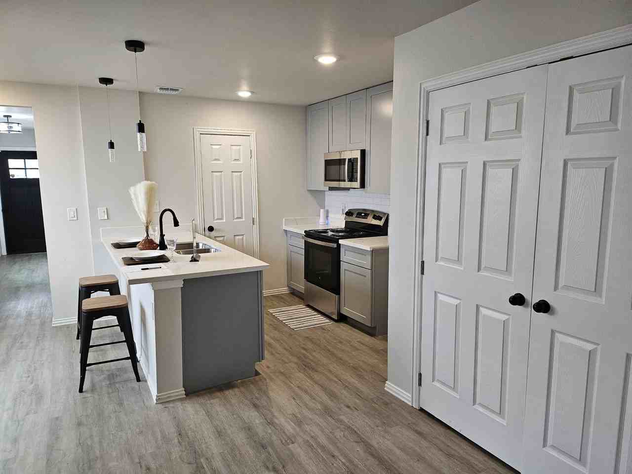 2207 Anderson St - Photo 6 of 9