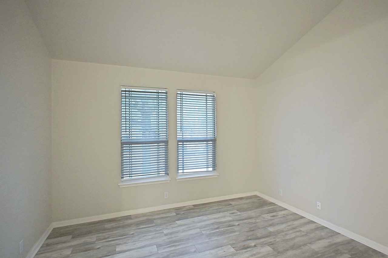 934 Avery Pkwy - Photo 5 of 50